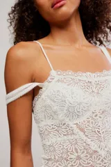 Musculosa corta y semitransparente de encaje floral negro, con tirantes ajustables.