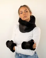 Cuello de cuero napalan negro con interior de piel sintética.