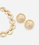 Conjunto de collar con cadena de eslabones grandes y caravanas tipo botón con diseño martillado, color dorado. Fabricado en metal reciclado.