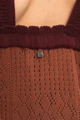 Vestido largo de tejido de punto color marrón, con tirantes anchos, escote cuadrado con detalles en tono bordó y franjas horizontales en color crema con terminación ondulada.