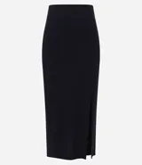 Falda midi negra de rib, con abertura lateral.
