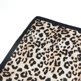 Pañuelo de seda con estampado animal print de leopardo y bordes negros.