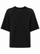 Remera negra de corte oversize y tejido símil red, de manga corta y cuello redondo.