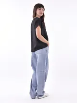 Blusa color durazno con detalle de calado en la parte superior y mangas cortas.