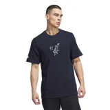 Remera Adidas de algodón color azul marino, con cuello redondo y estampado frontal de un personaje haciendo skate sobre una estrella. Logo de Adidas bordado en la manga izquierda.