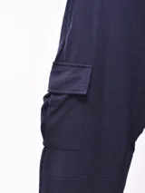 Pantalón de jogging negro con bolsillos cargo laterales, cintura elástica ajustable con cordón y puños elásticos.