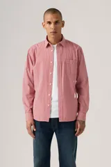 Camisa de hombre a cuadros rojos y blancos, de manga larga con un bolsillo en el pecho.