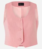Chaleco cropped sastre color rosado, confeccionado en viscosa, con escote en V, botones delanteros y pences.