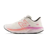 Championes de running New Balance modelo EVOZ, color rosa claro con detalles en rosa y verde.