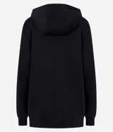 Campera deportiva Get Over confeccionada en mezcla de poliéster, viscosa y elastano, de color negro con capucha fija, cierre frontal y bolsillos laterales. Cuenta con un pequeño estampado circular con lettering en el pecho.
