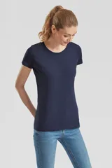 Remera de cuello redondo y manga corta, con corte entallado y diseño básico.