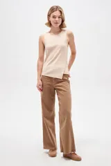 Musculosa de algodón negra con cuello redondo y breteles anchos, diseño ajustado al cuerpo y detalle de botones en el lateral con dobladillo asimétrico.