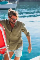 Camisa de lino de manga larga, con cuello clásico y cierre frontal de botones de coco natural. Presenta un diseño ligero y fresco, ideal para climas cálidos.