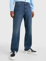 Jeans Tommy Hilfiger modelo Tapered Moore de corte recto y tiro medio, en color azul con lavado Nori Indigo. Confeccionados en mezcla de algodón y cáñamo, cuentan con diseño clásico de cinco bolsillos, cierre de botón y cremallera.