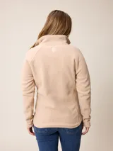 Campera de polar con cierre frontal completo, cuello alto y bolsillos laterales. Presenta un pequeño logo bordado en el pecho.