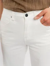 Jean de corte ancho y tiro medio color blanco, con diseño de pernera recta y detalles deshilachados en el ruedo.