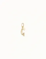 Dije pequeño con forma de letra G, bañado en oro de 18k, con argolla superior para colgar.