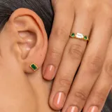 Aros de tornillo en plata 925 bañada en oro 18k con una piedra de ónix verde rectangular.