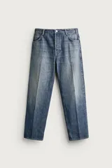 Pantalón jeans de corte relaxed fit, color azul con efecto ligeramente lavado, perneras rectas con raya de planchado frontal y diseño de cinco bolsillos.