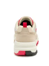 Championes Caterpillar modelo Grapple Suede Mesh, color beige con detalles en fucsia y suela de goma con tracción.