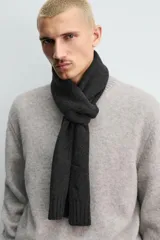 Jersey de punto con hilatura de lana, corte regular fit, cuello redondo y manga larga con acabados en rib.