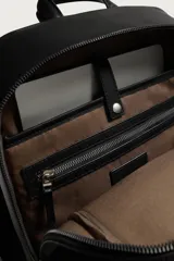 Mochila de diseño minimalista en color negro con acabado grabado. Cuenta con compartimento principal con cierre, bolsillo frontal con cierre, asa de mano superior y correas de hombro ajustables y acolchadas. Incluye espacio interior para dispositivos electrónicos y bolsillo de seguridad trasero.