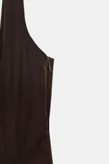 Vestido midi de algodón con escote cuadrado, tirantes anchos y falda con godets que aportan volumen. Cuenta con cierre lateral con cremallera oculta.