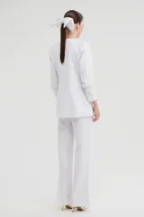 Pantalón de vestir blanco de corte recto y silueta amplia con caída fluida.