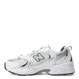 Championes New Balance modelo 530 con diseño retro inspirado en el running. Presenta una capellada de malla transpirable con superposiciones sintéticas en tonos blanco y plateado, detalles en azul marino y entresuela con tecnología de amortiguación ABZORB.