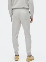 Pantalón de jogging marrón con cintura elástica y cordón ajustable.