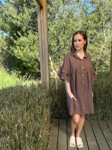 Vestido camisero blanco de lino italiano, con cuello camisero, cierre frontal con botones, mangas cortas con doble volado y bolsillos laterales.