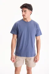 Remera de manga corta color azul, con cuello redondo y diseño clásico.