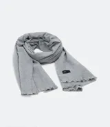 Bufanda de tejido liso color gris, con bordes deshilachados y etiqueta negra con el logo "VIKO".