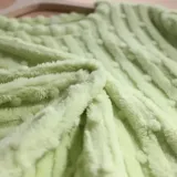 Pijama de dos piezas de tejido plush texturado con diseño de puntos en relieve, compuesto por un buzo de manga larga con cuello redondo y un pantalón largo de corte recto.
