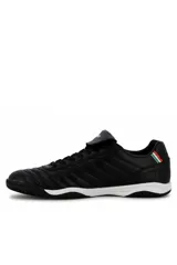 Zapatillas de fútbol sala Lotto modelo Bologna ID, color negro con detalles en blanco y la bandera de Italia en el talón. Cuenta con capellada sintética pespuntada, lengüeta rebatible con logo y suela de goma apta para superficies indoor.