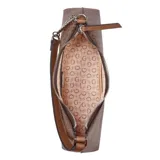 Cartera de hombro Guess modelo Eileen, con diseño asimétrico y estampado monograma de la marca en tonos marrones. Presenta un asa combinada de cuero sintético y cadena metálica, con cierre superior y logo triangular metálico en el frente.