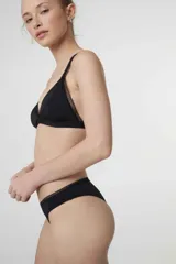 Bombacha tipo bikini de microfibra gloss color negro, con puntilla en el contorno de la cintura y fundillo de algodón.