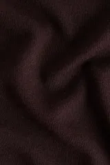 Top entallado en punto fino color marrón oscuro, con diseño de manga japonesa, cuello alto y bajo recto.