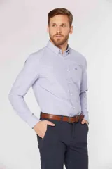 Camisa de manga larga con diseño de rayas finas, cuello con botones y bolsillo ojal en el pecho con logo bordado.