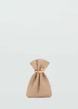 Bolso de mano tipo saco, color beige, confeccionado en piel caprino con cierre metálico a presión y detalle de aro metálico dorado.