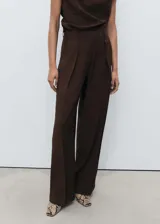 Pantalon de vestir color marrón, de corte wide leg, con tiro medio, pinzas delanteras, trabillas para cinturón y bolsillos laterales.