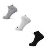 Pack de tres pares de medias deportivas Puma de corte bajo, con logo de la marca estampado en el tobillo y en la puntera. El set incluye un par gris, un par blanco y un par negro.