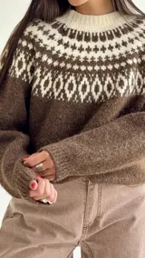 Sweater de cuello redondo con diseño de jacquard estilo nórdico en la parte superior, en tonos marrón chocolate y crema. Presenta mangas largas y puños y ruedo acanalados.