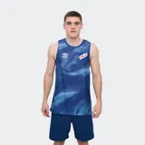 Musculosa de entrenamiento Umbro del Club Nacional de Football, color azul con diseño sublimado y detalles en blanco. Cuenta con el logo de la marca y el escudo del club en el pecho.