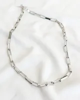 Collar plateado de cadena con eslabones rectangulares.