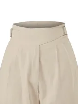 Pantalón de lino orgánico y viscosa color crema, de tiro alto y corte recto, con pinzas delanteras, bolsillos laterales y detalle de trabilla ajustable con hebilla metálica en la cintura.