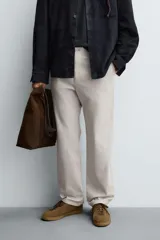 Pantalón de corte recto confeccionado en tejido de sarga con estructura diagonal. Presenta cintura elástica, bolsillos delanteros, bolsillos traseros de vivo y cierre frontal con cremallera y botón.