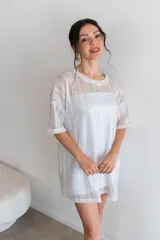 Remerón de viscosa color beige con textura tipo waffle.