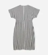 Vestido midi de viscosa con estampado a rayas verticales en blanco y negro, escote en V, mangas cortas y lazo ajustable en la cintura con cordón y borlas.
