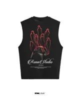 Musculosa negra con estampado de calavera y figuras humanas en rojo.